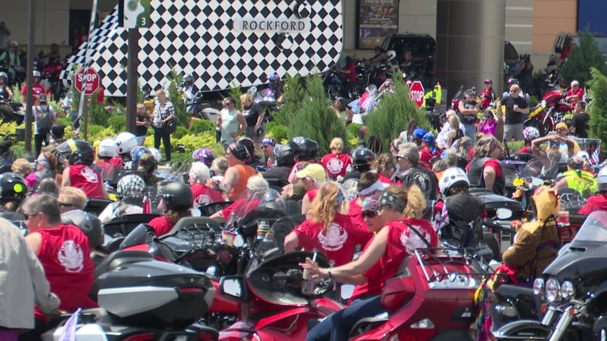 1,433 Women Smash Motorcycle World Record in Rockford - Image 3