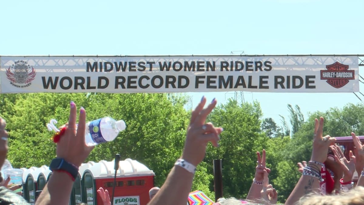 1,433 Women Smash Motorcycle World Record in Rockford - Image 2