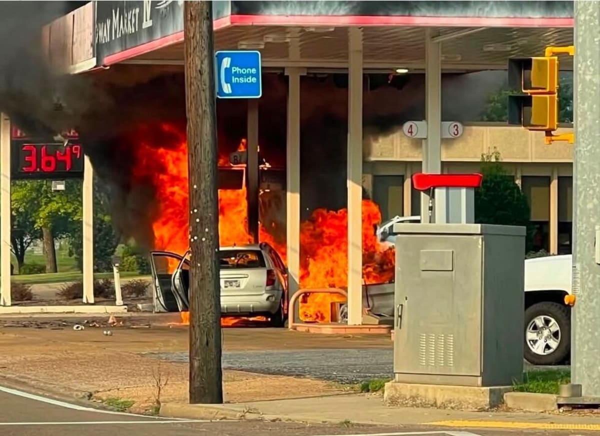 Bystanders Pull Driver From Burning Car at Tennessee Gas Station - Image 2