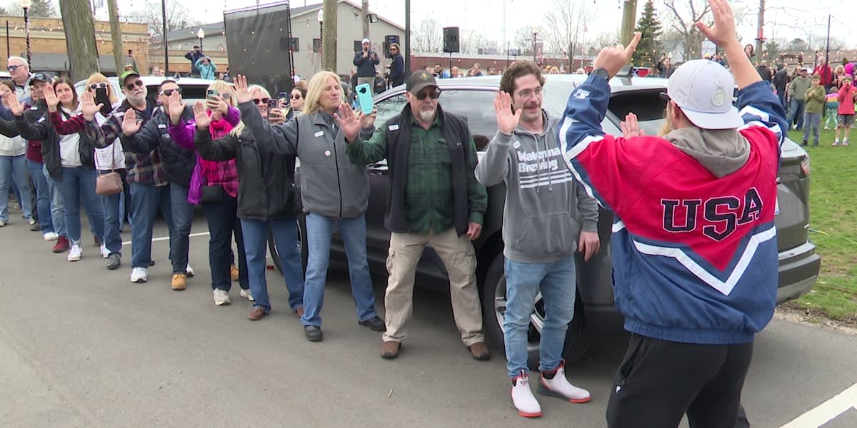 Brewer Sets Record With 335 High-Fives in 60 Seconds
