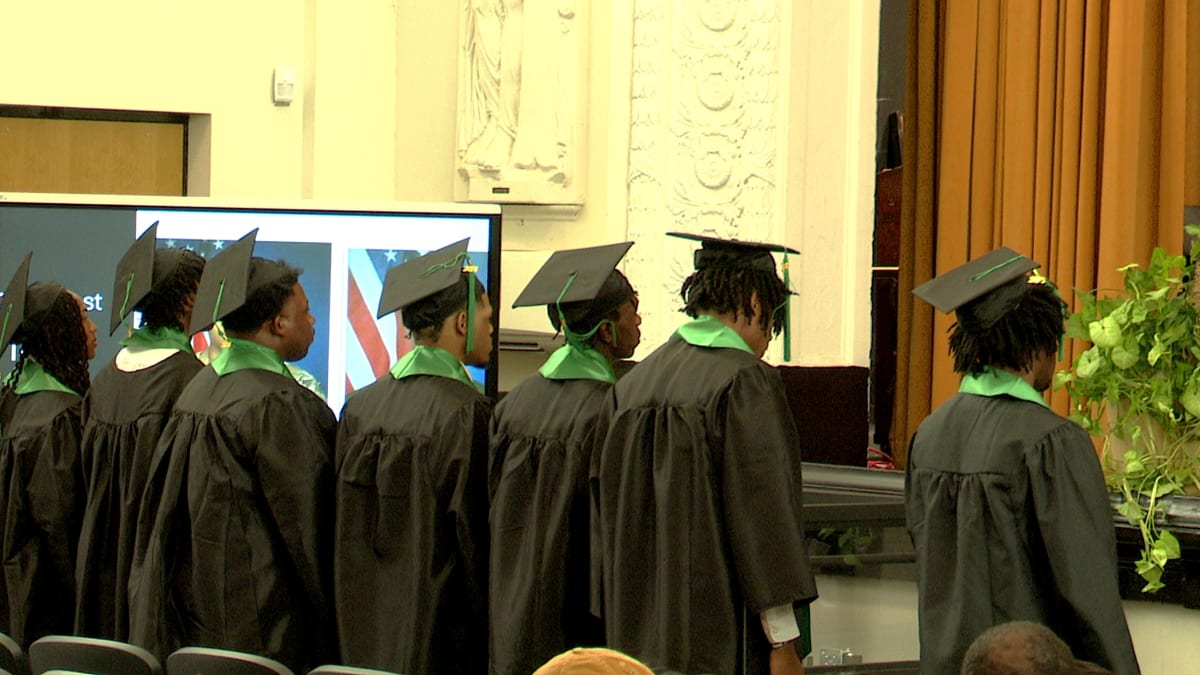 Man Saves Toddler Wandering Barefoot in Georgia Parking Lot - Image 3