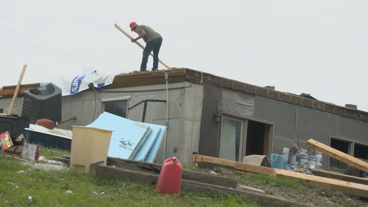 Aurora Neighbors Rally After Tornado Destroys Homes - Image 2