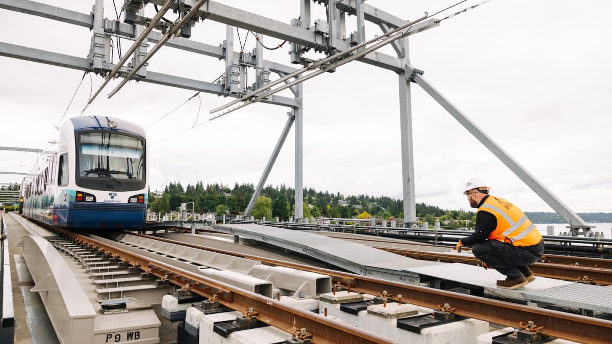 Seattle Opens World's First Floating Bridge Light Rail - Image 2