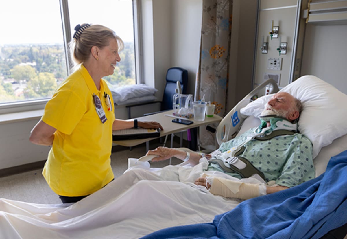 UC Davis Volunteers Cut Hospital Confusion in Older Patients