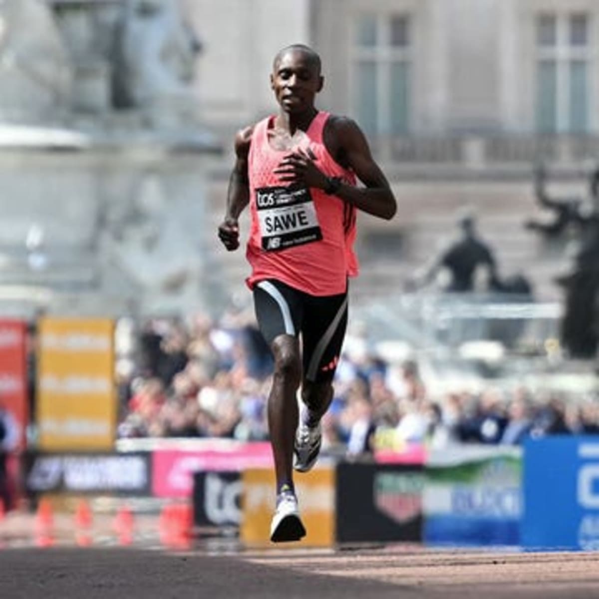 London Marathon Sees 9 Wild Records From Clogs to Knights - Image 4