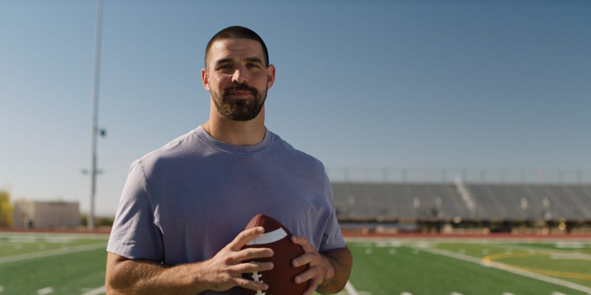 Baltimore Ravens tight end Mark Andrews catching football during game, advocating diabetes awareness