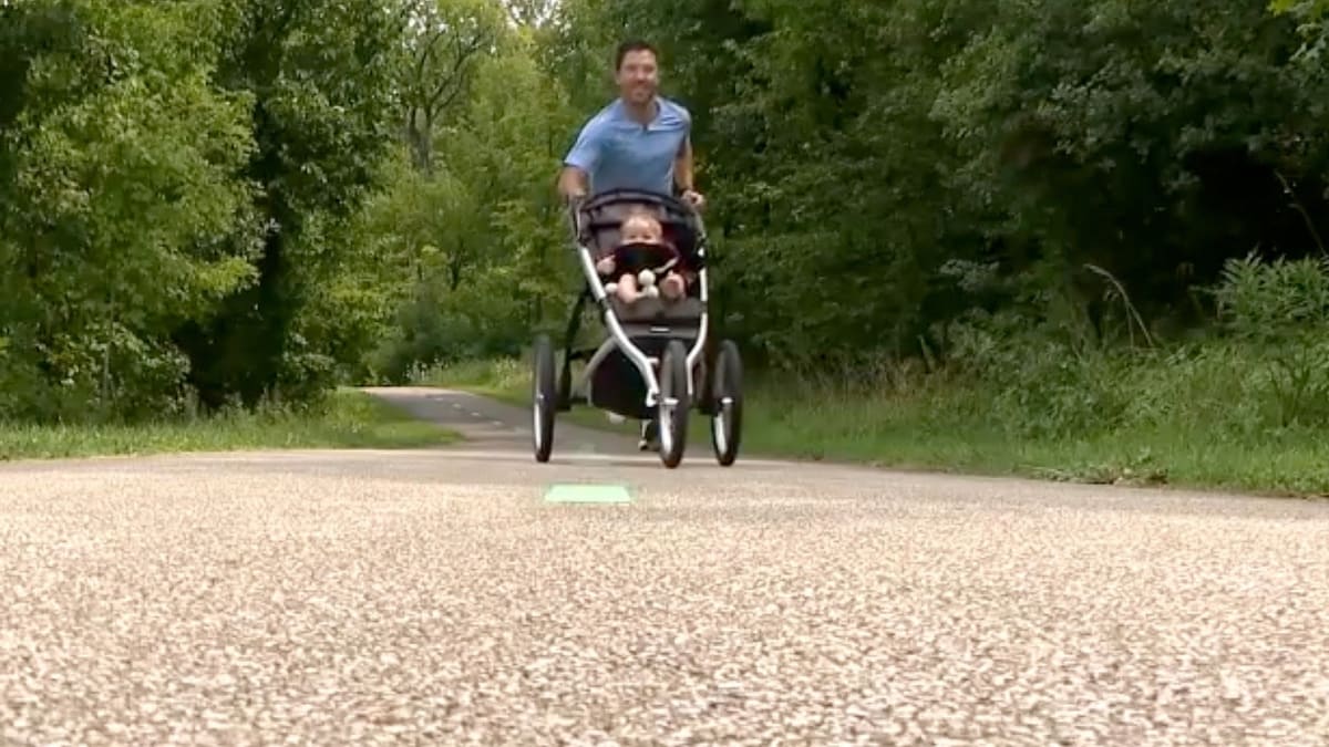 ER Doctor Runs 4:17 Mile Pushing Daughter in Stroller - Image 2