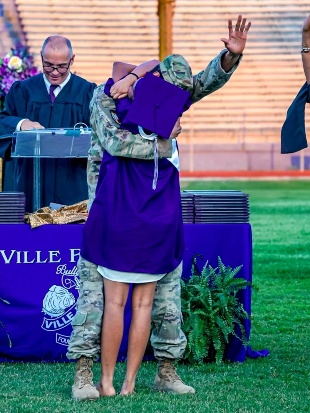 Army Dad Surprises Daughter at Louisiana Graduation - Image 4