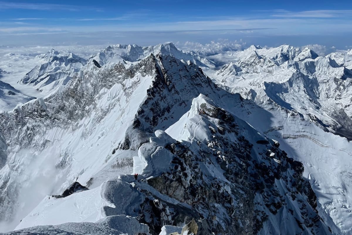 Climber Survives 'Monster' Everest Avalanche, Pursues Record - Image 3