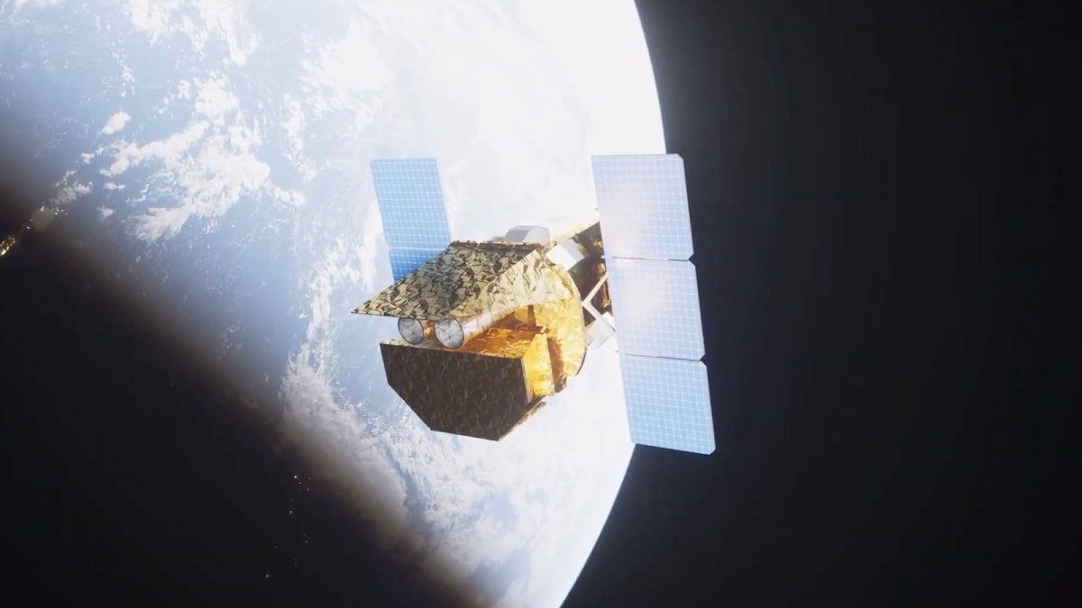 Robot Spacecraft Races to Save Aging NASA Telescope