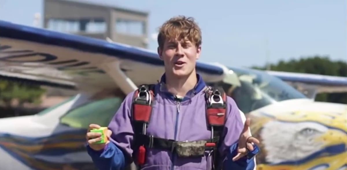 YouTuber Solves Rubik's Cube in 22 Seconds While Skydiving - Image 5