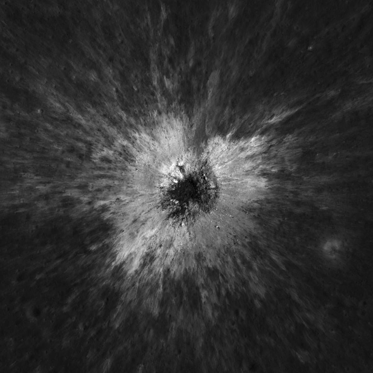 NASA Finds Rare Moon Crater Bigger Than the Colosseum - Image 4