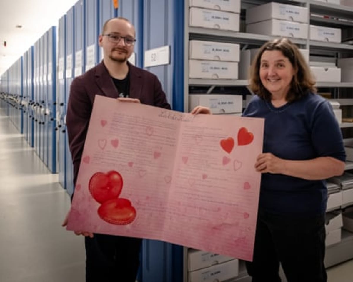 60,000 Love Letters: Volunteers Preserve Romance History - Image 3