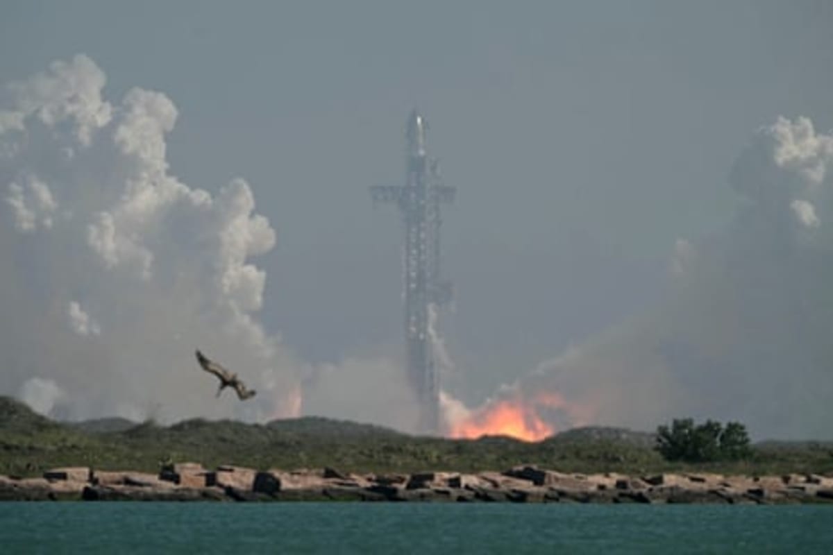SpaceX's Biggest Starship Yet Launches Toward Moon Mission - Image 3
