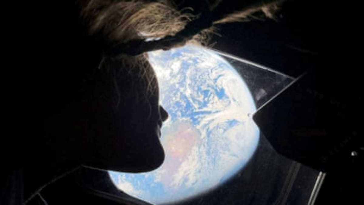 Artemis II Crew Describes 'Overwhelming' Wonder Flying Past Moon - Image 4