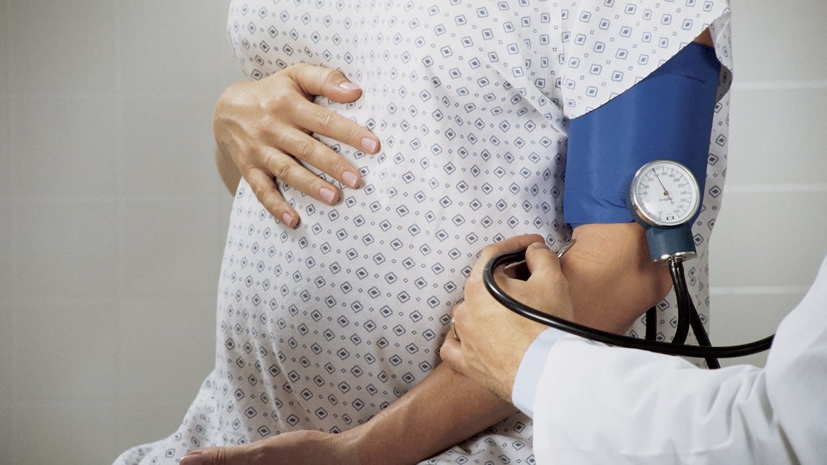 Medical illustration showing blood vessels connecting to placenta during healthy pregnancy