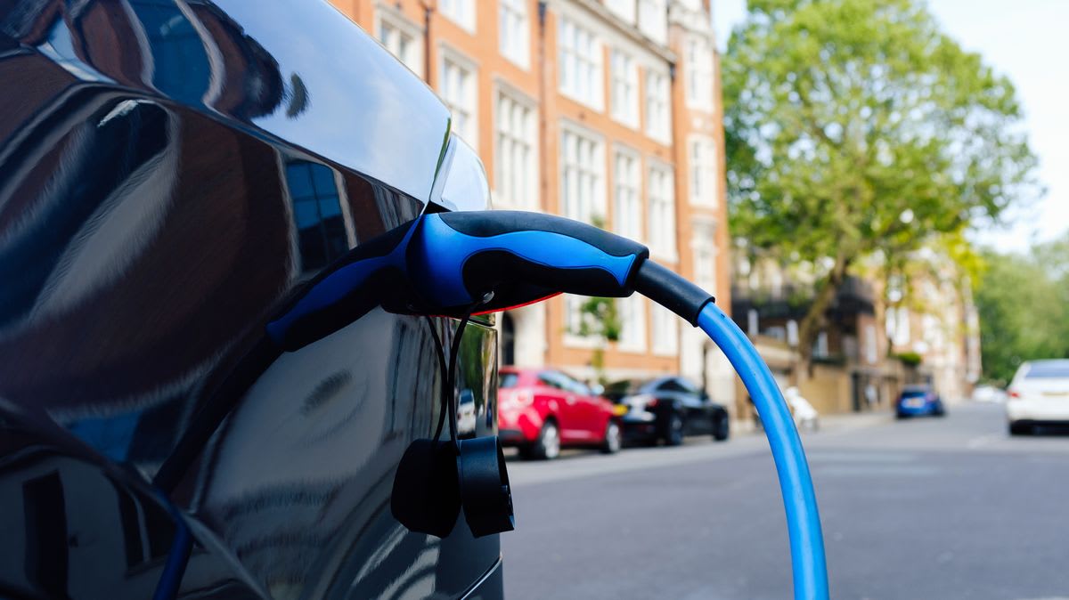 UK Hits Record Solar Power, May Give Free Electricity