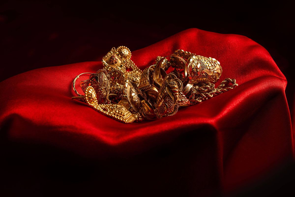 Charity Worker Finds £4,000 in Gold Hidden in Old Coat - Image 4