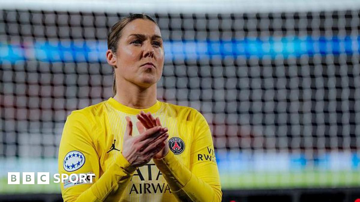 Mary Earps in Paris Saint-Germain goalkeeper kit making a save during match