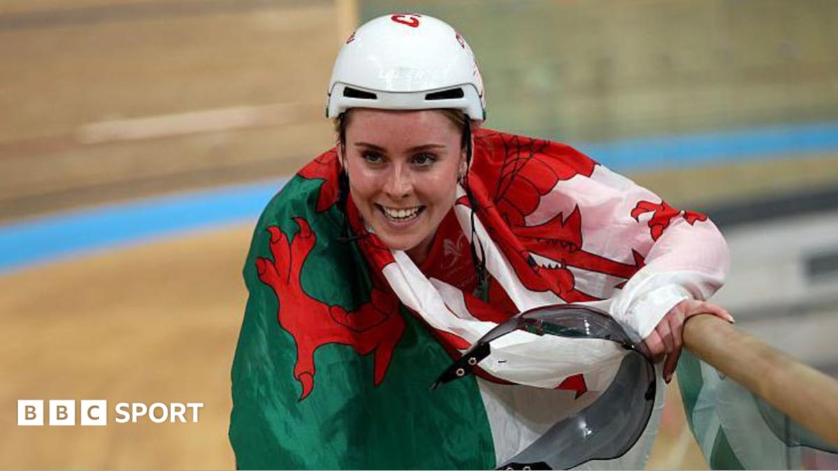 Emma Finucane celebrating on podium with gold medal at Commonwealth Games in Glasgow