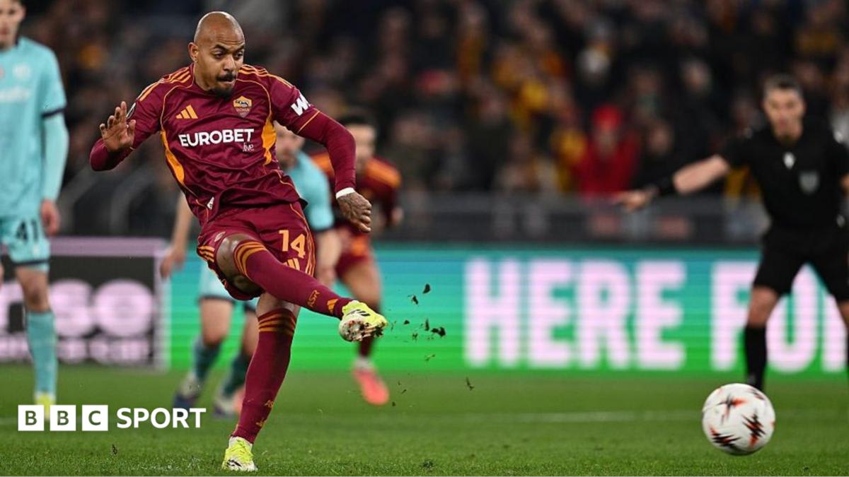 Donyell Malen celebrating in Roma jersey after scoring goal in Serie A match