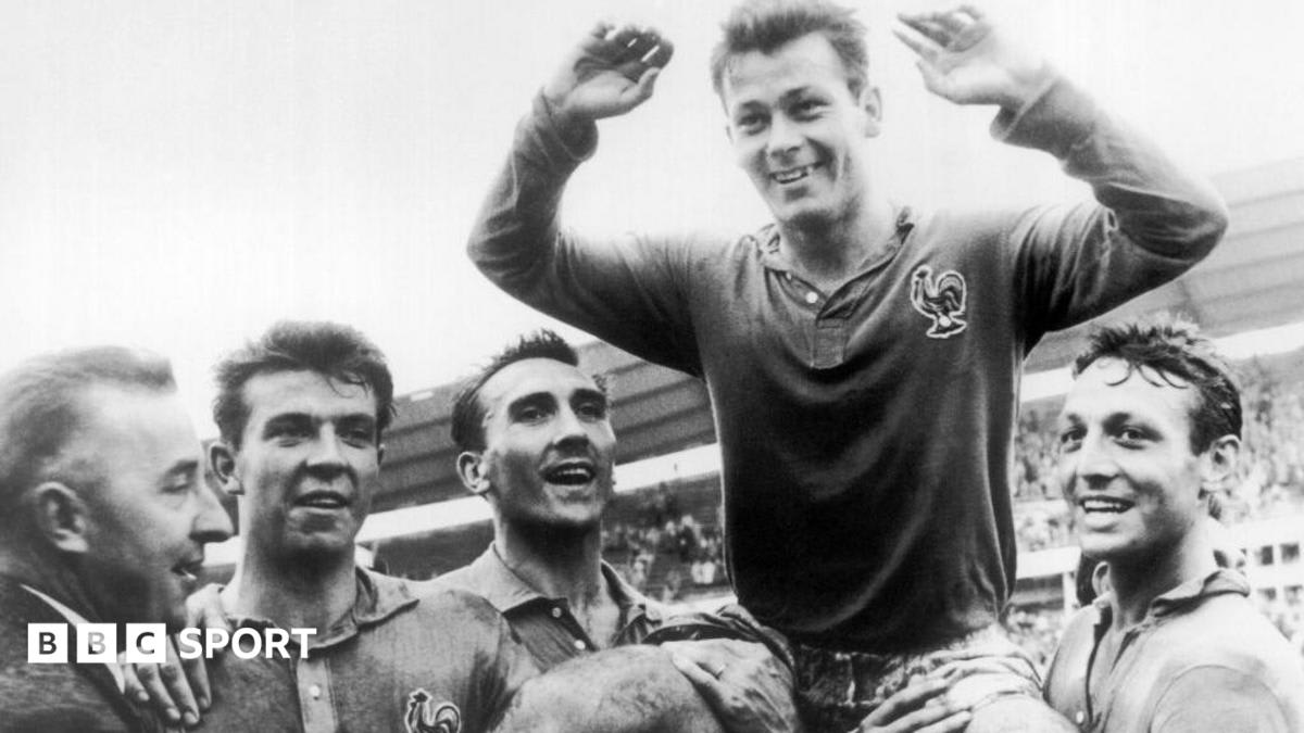 ** Black and white photo of Just Fontaine playing soccer in 1958 World Cup
