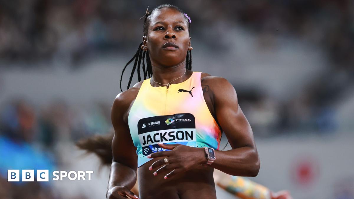 Shericka Jackson running powerfully on the curve during her record-breaking 200m race