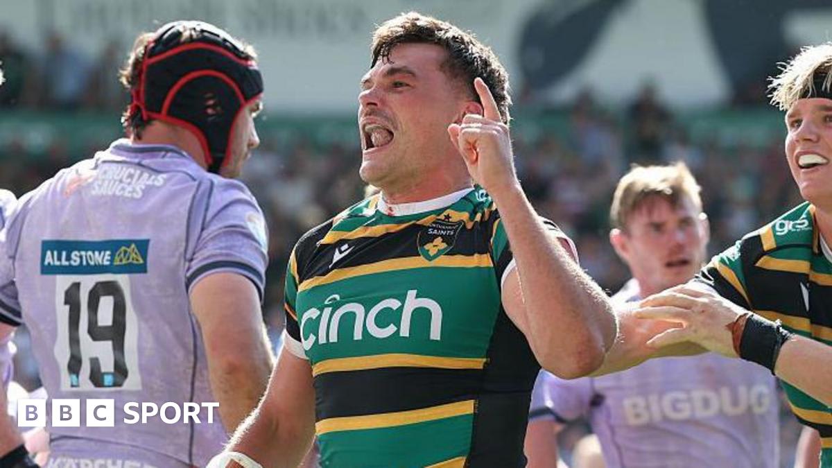 George Furbank diving over the try line in final seconds as teammates celebrate victory