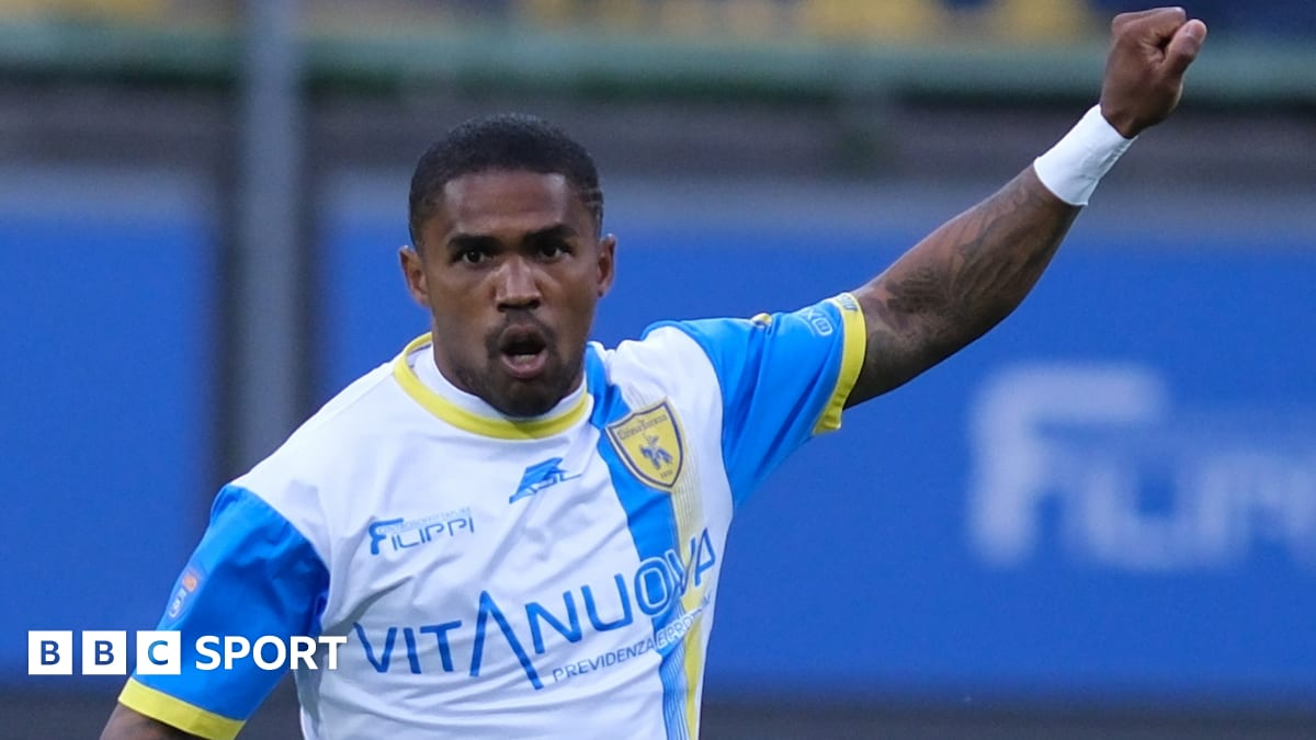Douglas Costa in AC Chievo Verona jersey celebrating after scoring playoff goal against Milan