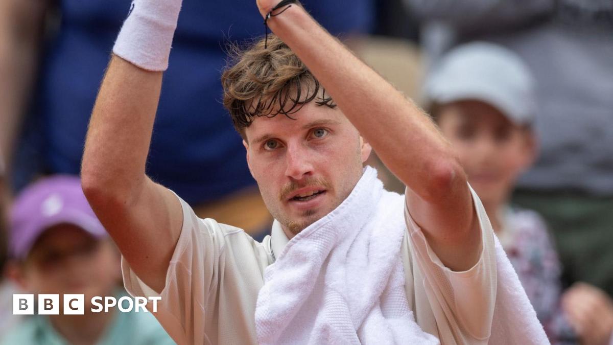Toby Samuel celebrates on court at French Open qualifying match at Roland Garros