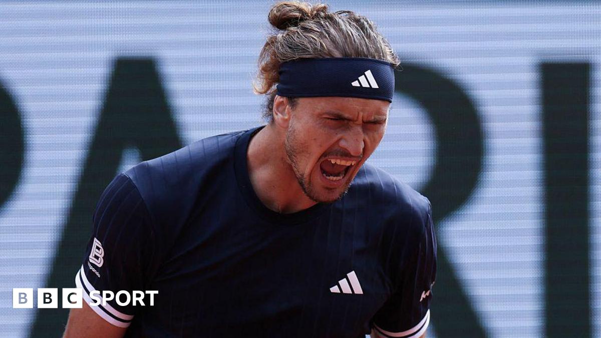 Alexander Zverev celebrating on clay court during French Open semifinal match in Paris