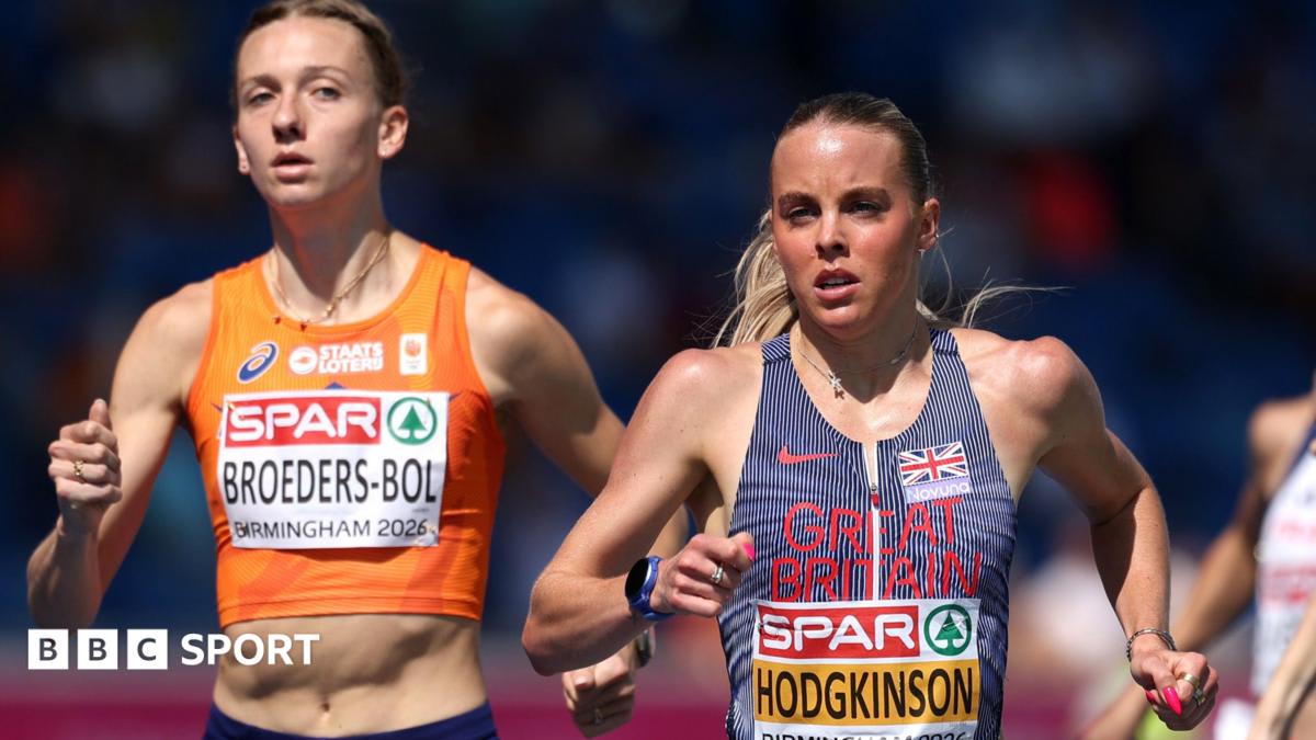Keely Hodgkinson leading the pack during her semifinal heat at European Championships