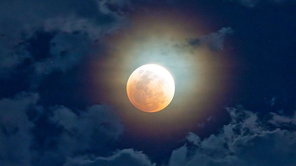 Rare Blood Moon Eclipse Graces UK Skies Friday Morning - Image 2