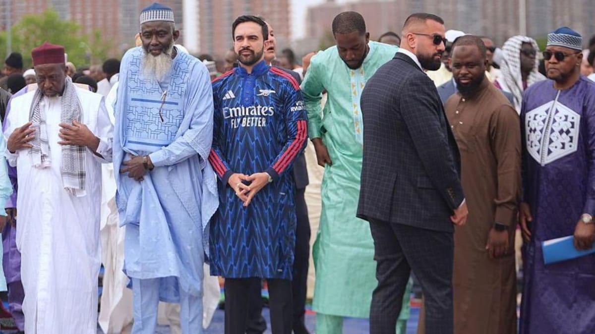 NYC Mayor Wears Arsenal Kurta to Eid Prayers - Image 4
