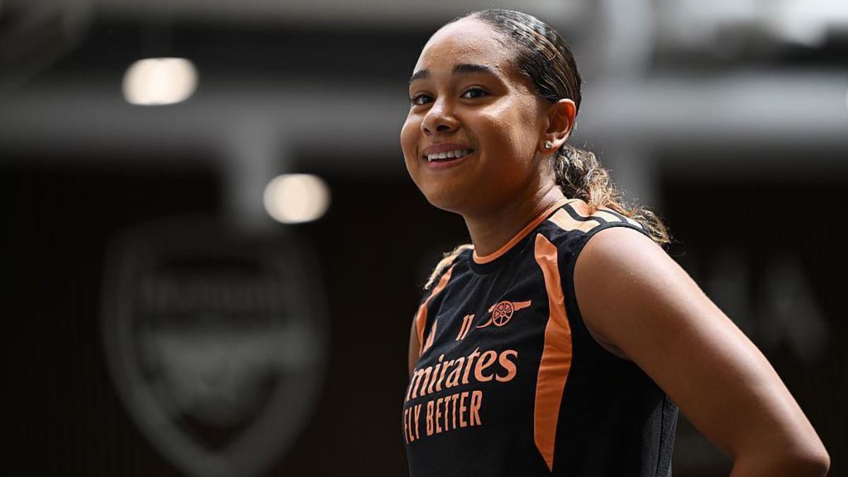 Arsenal Star Smith Becomes Football's First £1M Woman at 22 - Image 2