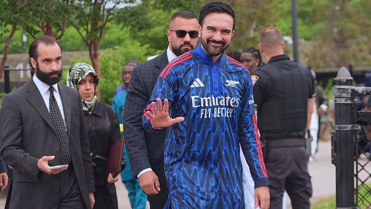 NYC Mayor Wears Arsenal Kurta to Eid Prayers - Image 2