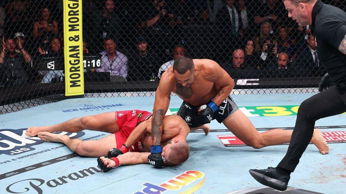 Fighter Wins UFC Title on One Leg After Knee Injury - Image 4
