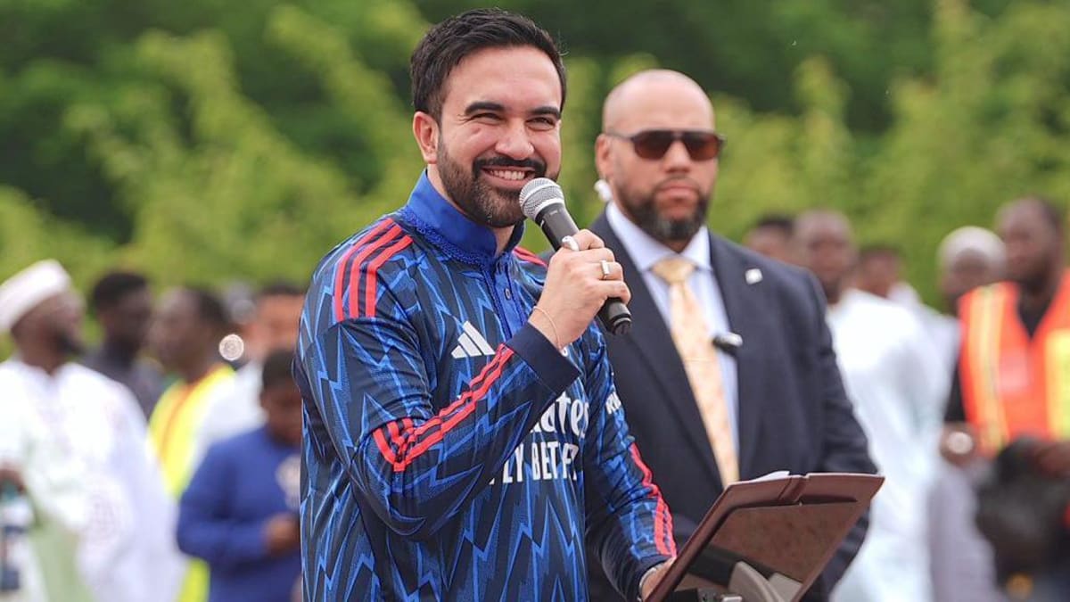 NYC Mayor Wears Arsenal Kurta to Eid Prayers - Image 3