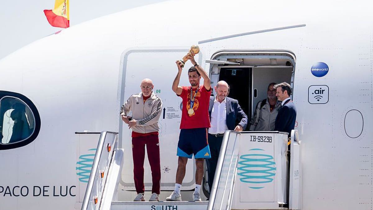 Spain Celebrates World Cup Win with Madrid Victory Parade - Image 3