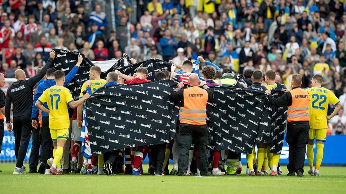 Eriksen Walks Off Pitch After Collapse, Sends Fans Message - Image 3