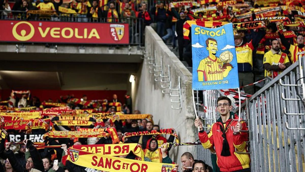 Small-Town French Soccer Club Defies Giants to Chase Title - Image 4