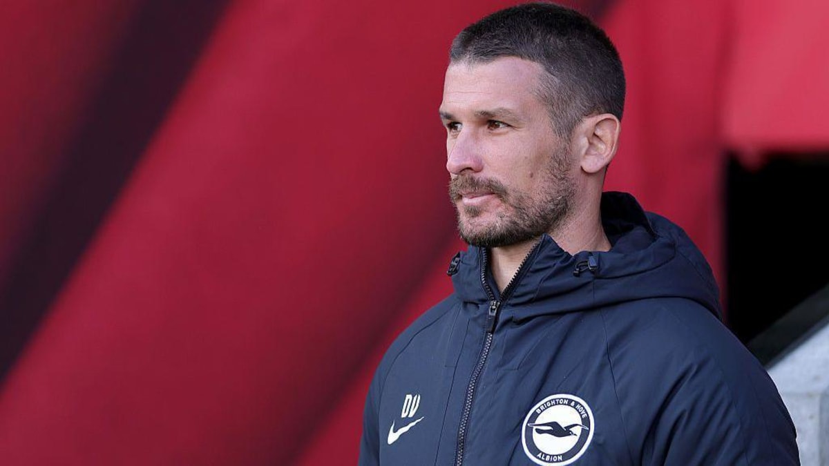 Brighton Manager Honors Late Father in FA Cup Final - Image 2