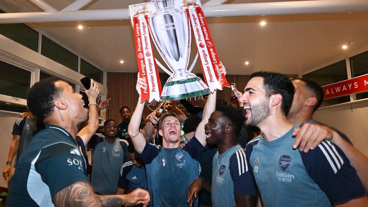 Arsenal Boss Learns Title Win From Tearful Son at BBQ - Image 5