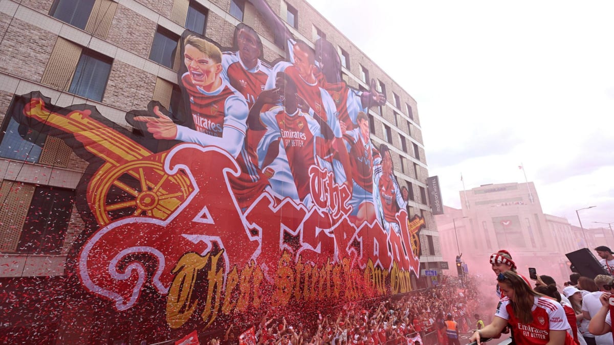 Arsenal Fans Celebrate First Title in 22 Years - Image 3