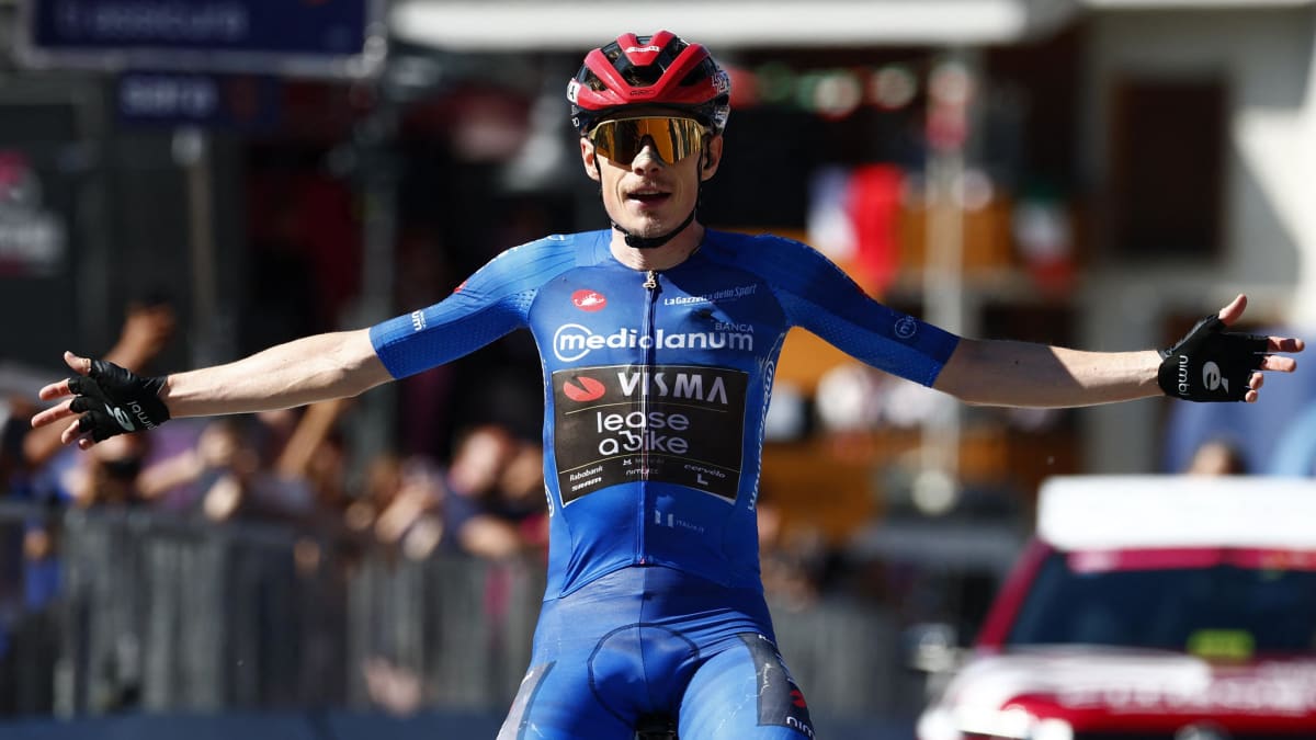 Vingegaard Takes Pink Jersey with Third Giro Stage Win - Image 2