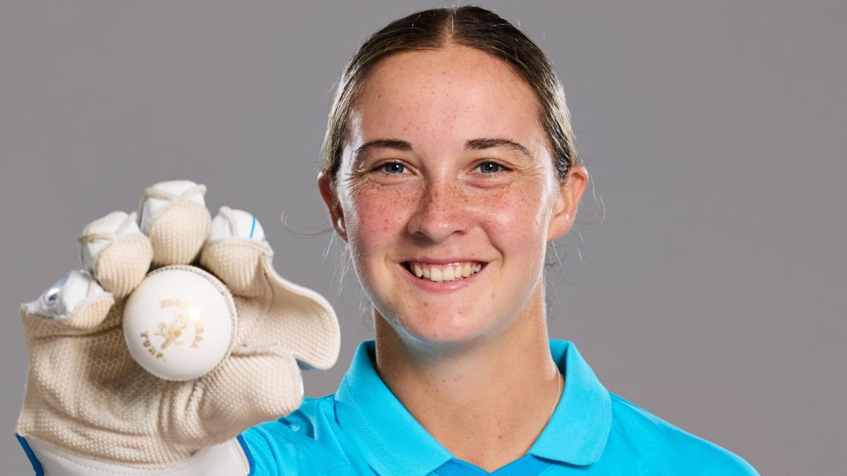 Alice Capsey Returns to Wicketkeeping After 6 Year Break - Image 2