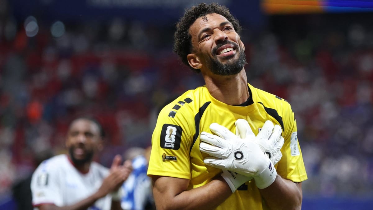 40-Year-Old Goalkeeper Makes World Cup Debut Against Spain - Image 2