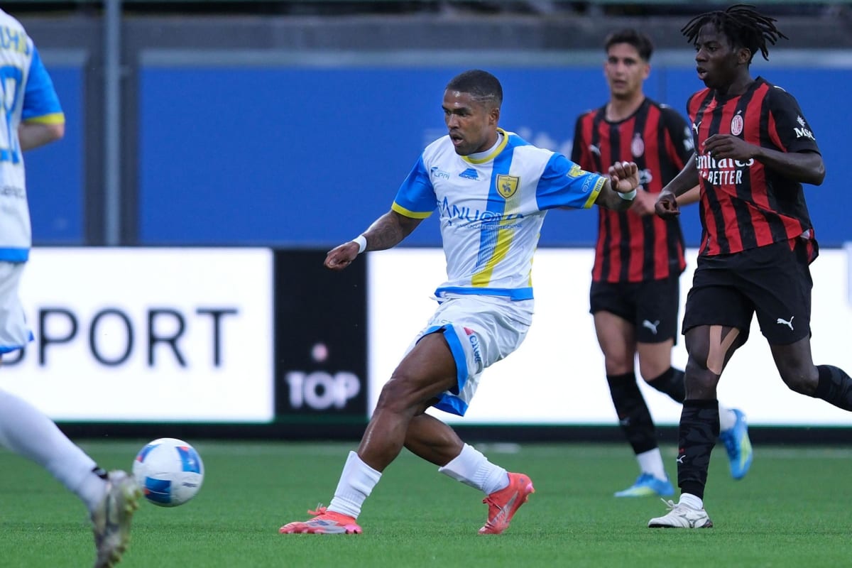 Brazil Legend Douglas Costa Fights for Italian Fourth Tier Club - Image 3