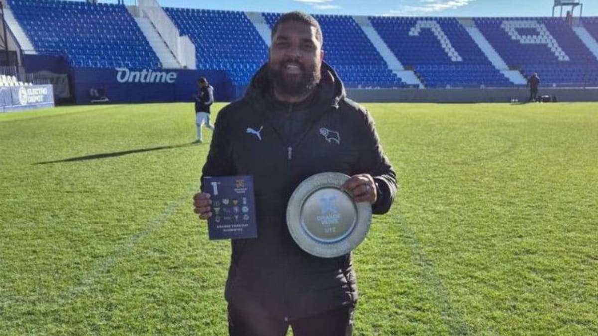 Footballer's 39-Club Journey Leads Him Home to Coach - Image 4