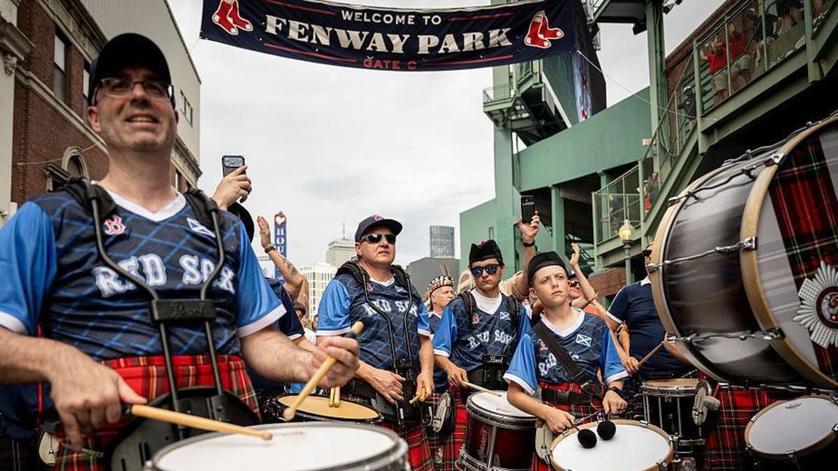 10,000 Scots Turn Baseball's Fenway Park Into Dance Party - Image 2